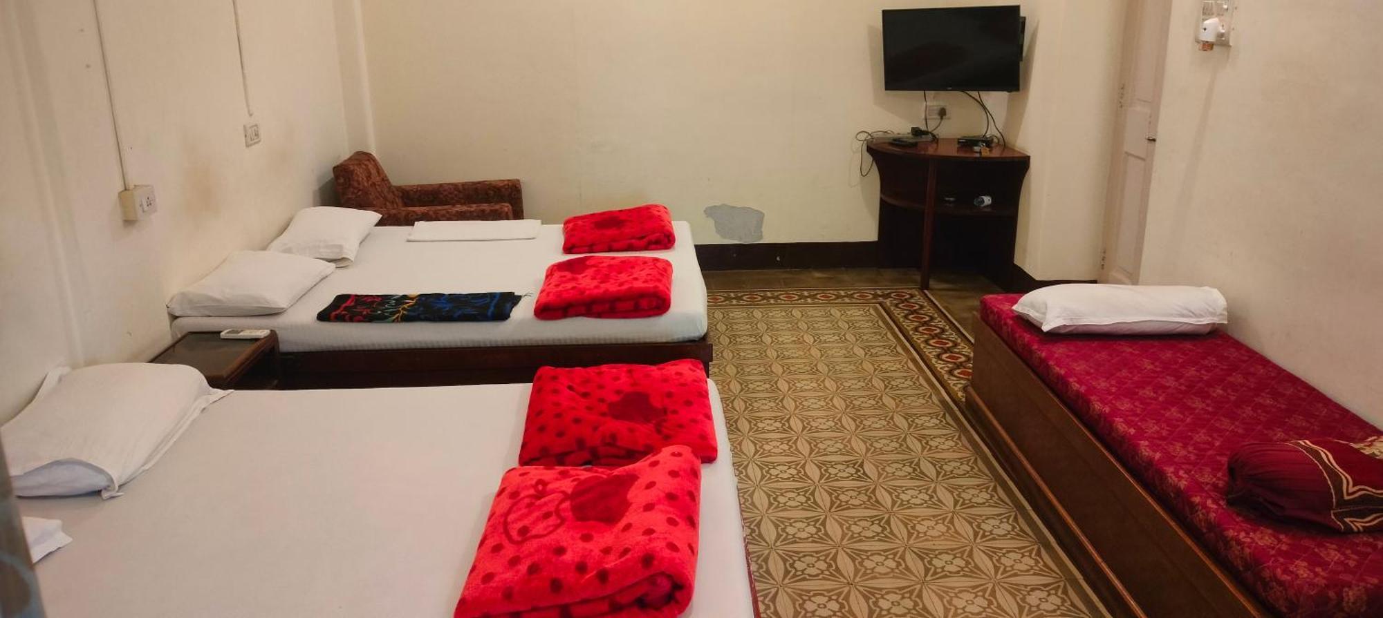 Bed And Breakfast At Colaba — Photos 3